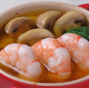 풍부한 새우 아히조/이베리코 베이컨과 카망베르 아히조