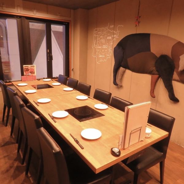 【2階のVIP個室】12名迄利用可能です。少、中人数での会社宴会や合コンなどにもピッタリ！早めのご予約がおすすめです。2Fはその他にも完全個室をご用意！周りを気にせず盛り上がれる！6名様、8名様など人数に合せて個室をご用意します。