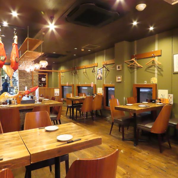 1Fの店内はシャンデリア煌めくワイワイ楽しめる店内。25名様前後まで貸切OK♪貸切の場合は自由に店内をお使いいただけます！ドリンクを持ってご自由にお喋り移動も楽しめます！