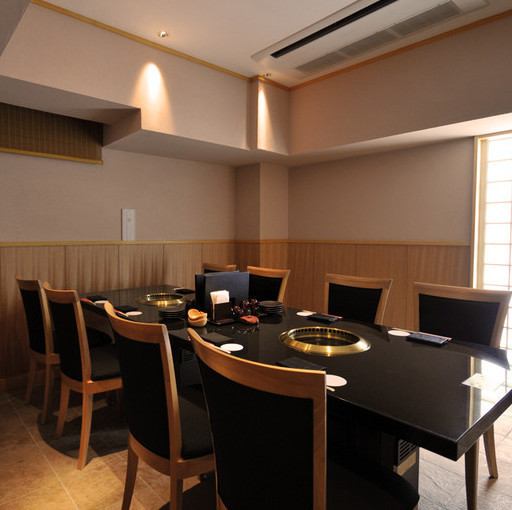 予約必須！完全個室のVIP席★落ち着きのある店内でもひときわ人気のお席です。ご家族でのお食事や忘年会、宴会にどうぞ