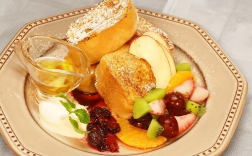 フレンチトーストフルーツ添え