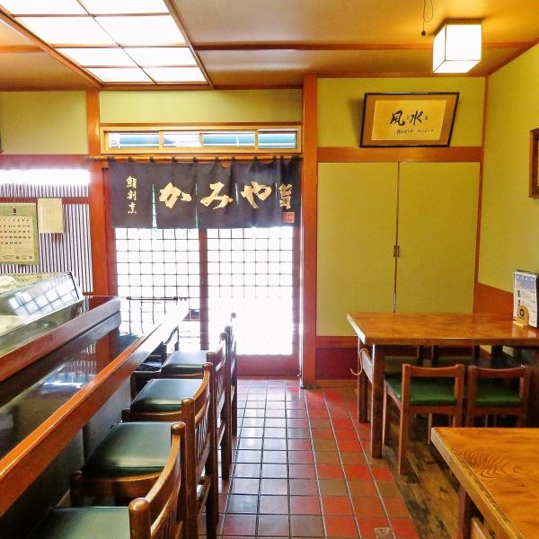 There are 12 counter seats, 2 table seats, and 2 private rooms on the 2nd floor.Tatami seats can accommodate 8 to 12 people, and the combination is free.It is possible to rent out from 13 people to a maximum of 20 people! We can flexibly respond to workplace banquets, welcome and farewell parties, community gatherings, celebrations of family and relatives, memorial services, etc. Please feel free to contact us. Please♪
