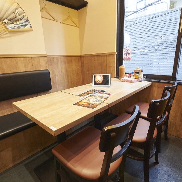 カウンター席や2～4名向けのテーブル席など、少人数で落ち着ける席を多数完備しています。視線を気にせずに過ごせる居心地の良いレイアウトが魅力で、デートやちょっとした会食にも対応◎木のぬくもりを感じる空間でくつろげます☆
