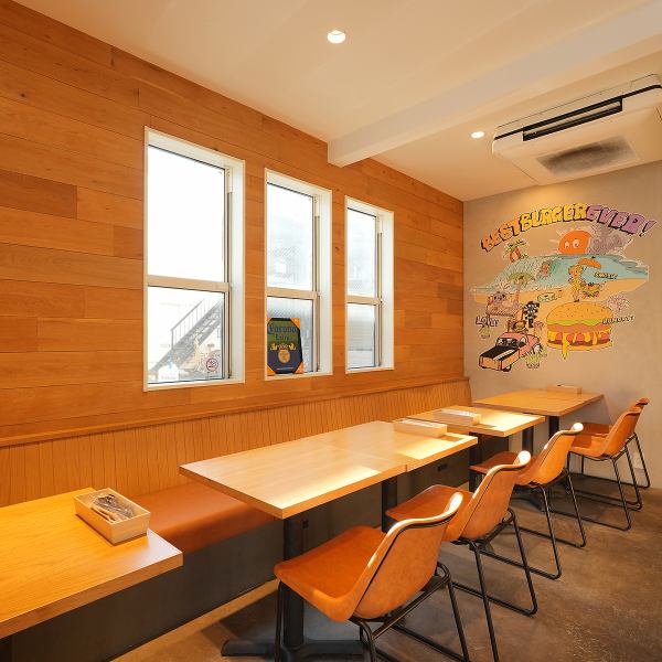 6卓ご用意している2名用のテーブル席は、ソファー席も備えており、ゆったりとお過ごしいただける落ち着いた空間が魅力。席レイアウトも変更可能で最大12名まで利用できます。どの角度から写真を撮っても映えるおしゃれな雰囲気が広がっており、特別な方との思い出作りにもおすすめです。