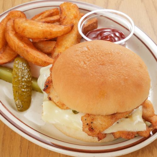 ◆当店自慢の逸品◆薄切り胸肉を重ねた香り豊かな【ラニチキンバーガー】