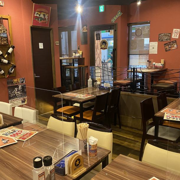 The inside of the store has an atmosphere like an American store ♪ Table seats can be connected, so it can be used by 2 to 30 people or more! Please use it in various scenes ☆