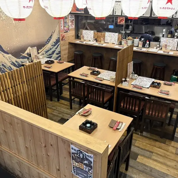 当店は、阪急淡路駅の東口から徒歩3分の好立地にございます。白い大きな暖簾と提灯が目印とです。お仕事帰りに気軽に立ち寄れるアットホームな雰囲気ですので、日常の疲れを癒やすゆったりとしたひとときをお過ごしいただけます。最寄り駅より徒歩圏内でアクセスも抜群ですので、ぜひお気軽にお立ち寄りください♪
