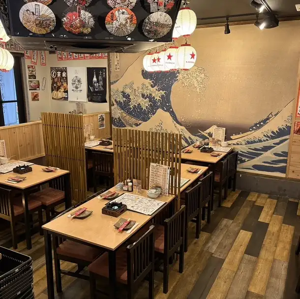 店内は和の雰囲気溢れる落ち着いたデザインになっております。おひとり様から気軽に利用できるカウンター席や、広々としたテーブル席をご用意しております。気の合う仲間とその日の気分で行う飲み会にも最適です。事前にお問い合わせのうえ、ご予約いただければお席の確保をいたしますのでお気軽にご相談ください！