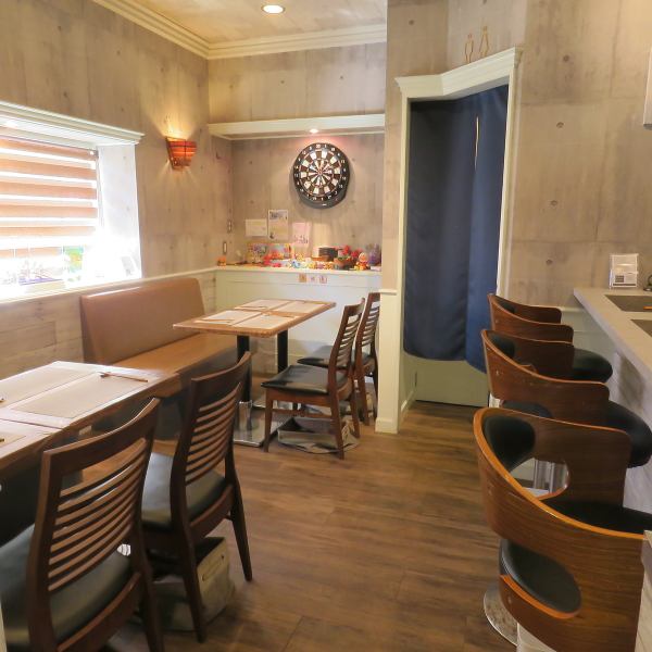 店内は落ち着いたデザインで、大人数でも快適に過ごせるよう配慮されています。広めのテーブル席が揃い、最大10名様まで対応可能です！またカウンター席は、鉄板焼きのライブ感を楽しみながら、落ち着いて食事が楽しめる空間です☆温かみのある照明と木目調のインテリアが心地よいひとときを演出いたします◎