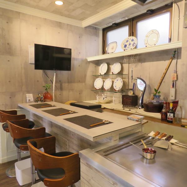 カウンター席が目の前で調理を望める特等席として人気。職人の技を眺めながら、少人数でゆったりと楽しめる贅沢な空間です♪テーブル席もあり、プライベート感を重視した作りが特徴☆おひとり様やカップル、友人との気軽な食事にぴったりで、距離感の心地良さを感じながらくつろげる雰囲気に包まれています◎