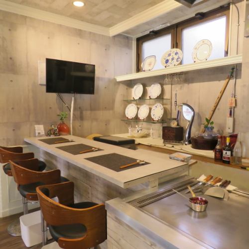 <p>カウンター席が目の前で調理を望める特等席として人気。職人の技を眺めながら、少人数でゆったりと楽しめる贅沢な空間です♪テーブル席もあり、プライベート感を重視した作りが特徴☆おひとり様やカップル、友人との気軽な食事にぴったりで、距離感の心地良さを感じながらくつろげる雰囲気に包まれています◎</p>