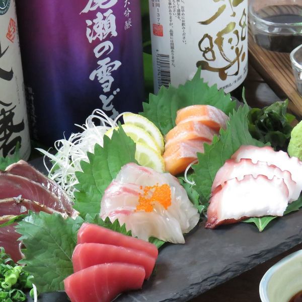 【おすすめ】旬の鮮魚を使用したお得な『どかっと5種盛』1628円(税込)