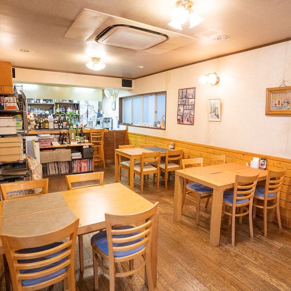 A warm and welcoming atmosphere in our restaurant ♪ A bistro where you can easily drop in. ◎ 3 table seats for 4 people and 1 table seat for 6 people ◎ Couples, couples and families Please feel free to drop by for a meal at ♪