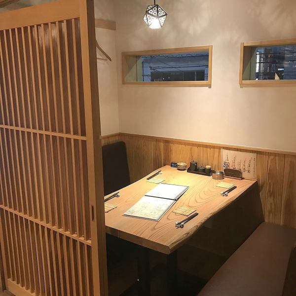 ご利用シーンに合わせて多彩なレイアウトができます!少人数～大人数貸切まで対応いたします。時間外の営業などお気軽にご連絡ください。天然の白木を使い、カウンターも一枚板を使用するなど細部までこだわったデザイナーズ居酒屋です。オープンキッチンのライブ感を味わいながら、心のこもった料理でおもてなし致します。