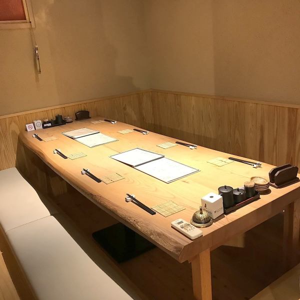 個室の掘りごたつ席をご用意しております（禁煙）。加熱式たばこはOKです。今日は仲間と飲み会や女子会！ってときも周りを気にせずOK！！