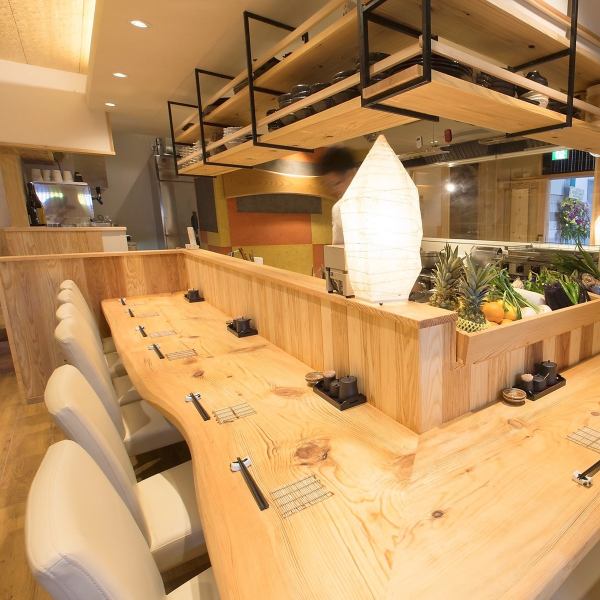 お店の顔は、やっぱりカウンター！天然木を使用した一枚板のカウンターで、オープンキッチンだからこそ、そのお店の良さを知ることができるカウンター席。お友達や大切な人と。