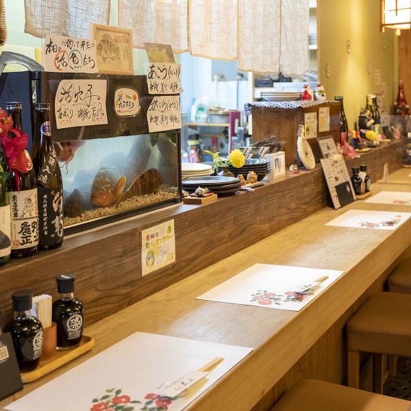 カウンター席はおひとり様も大歓迎♪店主自ら釣ってきた魚を眺めながらお食事をお愉しみください♪