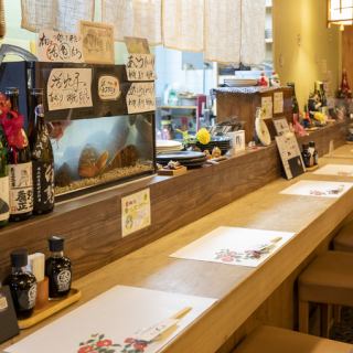 心地よい空間で楽しむ至福のひとときをどうぞ◎当店のカウンター席はおひとり様も大歓迎♪一人でも気軽に入りやすいカウンター席は、6名様までお座りいただけます。しっぽりと大将が釣り上げたお魚をつまみに美味しいお酒をグビッと楽しんだり、お酒と共に他のお客様との出会いを楽しむのもカウンター席の魅力のひとつ◎