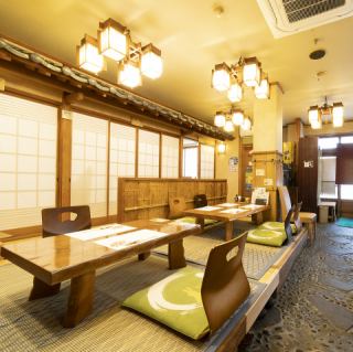 The restaurant offers raised tatami seating.The space is designed to give off a warm wooden vibe, and we have paid particular attention to the lighting and partitions.The overall color scheme is wood, with bamboo designs on the partitions and sliding doors and roof tiles on the walls, giving the space a Japanese feel.Please stretch your legs slowly in a relaxing space and enjoy our specialty Okayama fresh fish and alcohol.