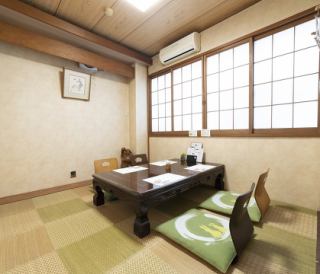 The three private rooms can be connected to accommodate up to 20 people. Recommended for large banquets and welcome/farewell parties. Smoking is also permitted.The spacious tatami room seats are comfortable for families with children, and also provide a private space for everyone to enjoy during banquets.Enjoy the food and drinks to your heart's content and have a wonderful time.