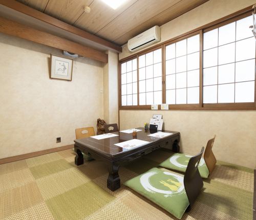 The three private rooms can be connected to accommodate up to 20 people. Recommended for large banquets and welcome/farewell parties. Smoking is also permitted.The spacious tatami room seats are comfortable for families with children, and also provide a private space for everyone to enjoy during banquets.Enjoy the food and drinks to your heart's content and have a wonderful time.