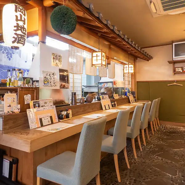 カウンター席はおひとり様も大歓迎♪店主自ら釣ってきた魚を眺めながらお食事をお愉しみください♪