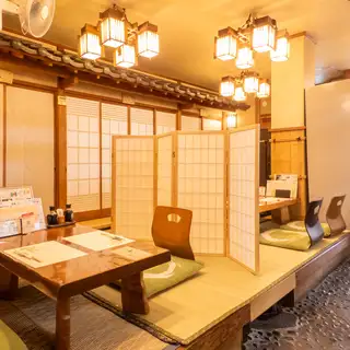 小上がりの座敷は4人掛けと2人掛けがございます。くつろげる座敷席では会社帰りにふらっと立ち寄るもよし、ご家族でのお食事もよし、友人や恋人と楽しむなど様々なシーンにご利用いただけます。岡山のクラフトビールや岡山の素材を使ったレモンサワーなどこだわりメニューが豊富にございます◎ごゆっくりお楽しみください。