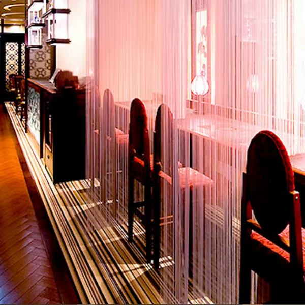 当店のテーブル席は、広々とした開放感のある上質な空間で、心地よいひとときをお過ごしいただけます。丁寧に選ばれた食材を使った料理が、美しい盛り付けで目の前に運ばれ、香りと共に食欲をそそります。気の合う友人との語らいや、家族との団欒にぴったりなこの席で、心温まるひとときをぜひお楽しみください。