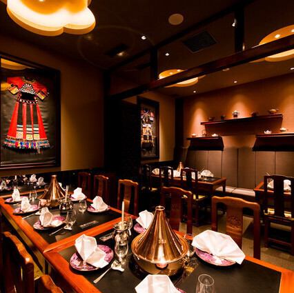 当店は、最大１4名様までお掛けいただける贅沢な空間です。美しいインテリアに囲まれたこの特別な場所で、選び抜かれた新鮮な食材を使用した料理を心ゆくまでご堪能いただけます。大切な祝いやビジネスの会食に