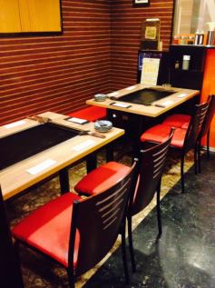 It is a seat with two 4 seats side by side.Up to 8 people can sit.Everyone can have a fluffy Monja-yaki and Okonomiyaki and enjoy!