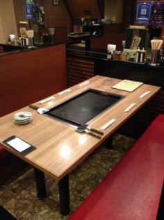 它是一個6座位的座椅，周圍被鐵板包圍。您甚至可以烤自己的Okonomiyaki，Monja-yaki和Yakisoba！