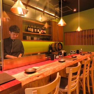 Counter seats where you can enjoy the impressive skewers that our restaurant boasts right in front of you.The distance between the customer and the staff is close, so please stop by for a drink after work.Of course it is also recommended for dates◎