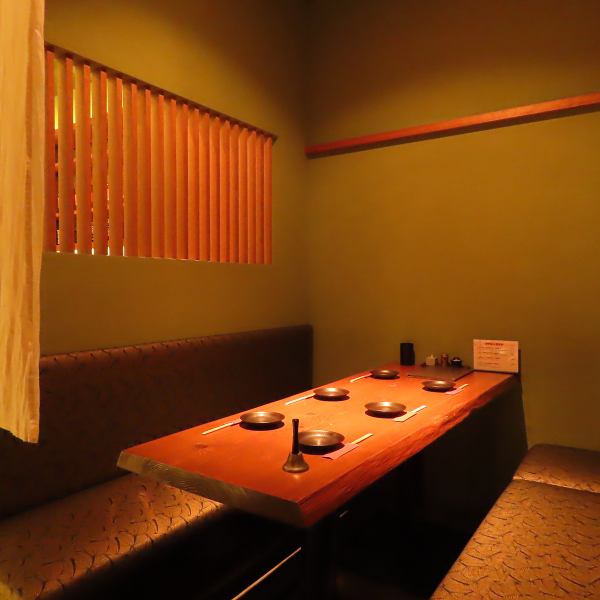 ゆっくりお寛ぎ頂ける人気のテーブル席。最大6人までお座り頂けるため、小宴会や女子会などにも最適。人気のお席の為、ご希望の場合、お早目のご予約をおすすめしております♪