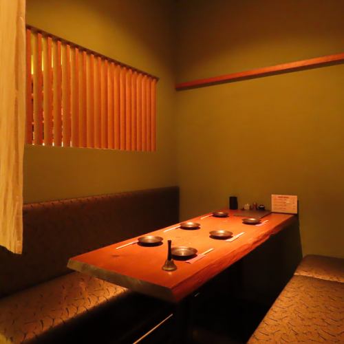 Table seating for up to 6 people.Perfect for small parties, girls' get-togethers, moms' get-togethers, etc.This is a popular seating area as it allows you to relax comfortably.We recommend that you contact us as soon as possible if you are interested.