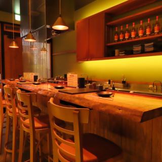 Our counter seats allow you to enjoy the spectacular sight of our prized skewers being grilled right before your eyes.The distance between customers and staff is short, so feel free to drop in for a drink by yourself after work.Of course, it's also recommended for dates.