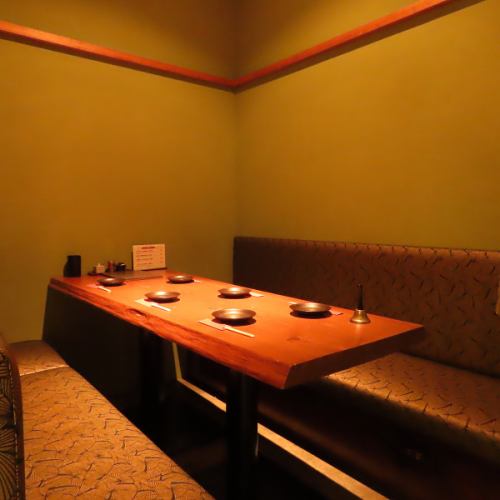 It can be used as a semi-private room that can seat up to 6 people.Perfect for small parties, girls' get-togethers, moms' get-togethers, etc.This is a popular seating area as it allows you to relax comfortably.We recommend that you contact us as soon as possible if you are interested.