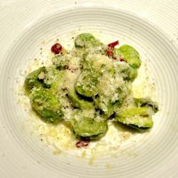 そら豆のペペロンチーノ　パルメジャーノチーズ掛け