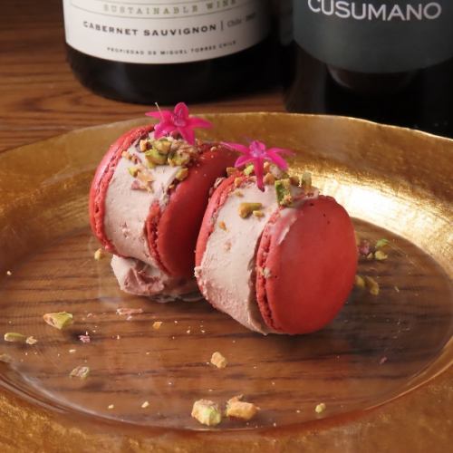 White liver and pistachio macaron (1 piece)