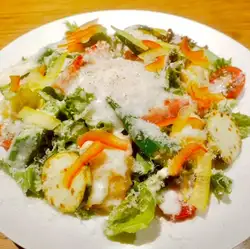 玉米餅和色彩繽紛的夏季蔬菜檸檬奶油沙拉