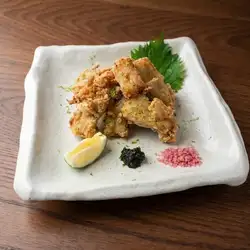 自制黑柚子胡椒和炸鸡软骨。
