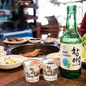 提供丰富多样的无限畅饮选择。无限畅饮每小时1600日元起。