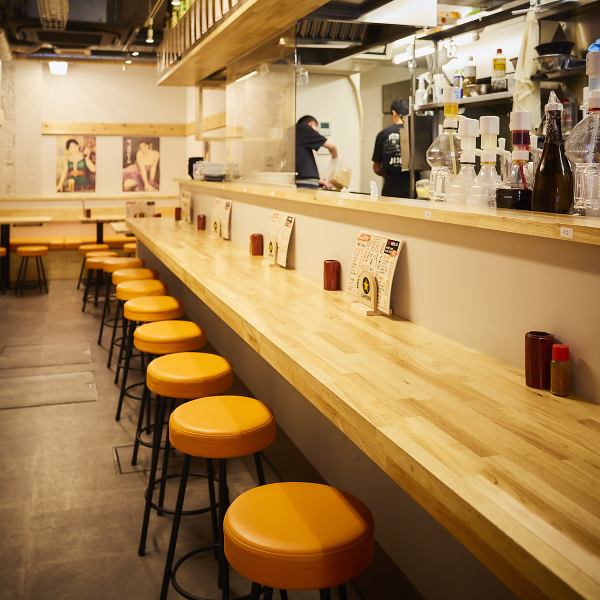 【お一人様大歓迎カウンター席】カジュアルな店内はお一人様でもご利用いただきやすいカウンター席完備。入口もオープンなので気軽にご来店頂けます。