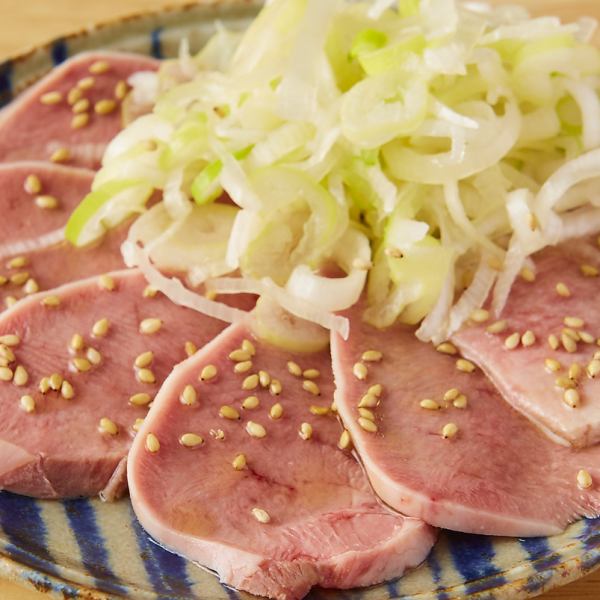 こだわり★低温調理の肉刺しは注文必須！（カツ刺し/タン刺し）