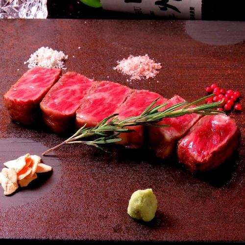 You can enjoy Hakata Wagyu beef, lobsters and oysters in a la carte or course meals.