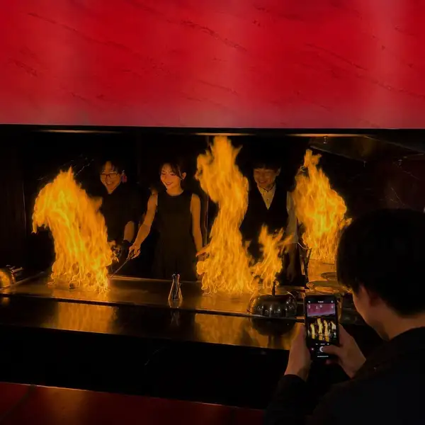 眼前に立ち上る圧巻の炎!日本でここでしか味わえない、お客様自身で挑むライブ感あふれるフランベ体験。ダイナミックな炎の演出と香ばしい香りが包み込む空間は、SNS映えはもちろん一生の思い出になること間違いなし。五感を刺激する極上のエンターテインメントディナーを、ぜひご体感ください。