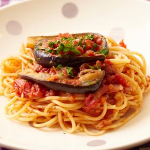 Tomato sauce pasta with bacon and eggplant