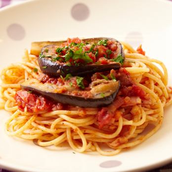 Tomato sauce pasta with bacon and eggplant