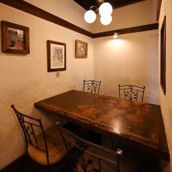 This is a table seat that can accommodate up to 4 people.Paintings are hung on the white wall, making it feel as if you were on a short trip to Southern Italy ♪ It is recommended for small groups such as girls-only gatherings and dinner parties with your usual friends.Only this seat, 1 table for 2 people, and counter seats are on the 1st floor.There is a partition between each, making it a private space.