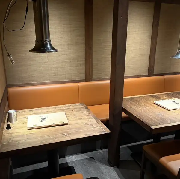 【居心地の良いアットホームな空間】店内は、木目を基調とした温かみのある落ち着いた雰囲気。肩肘張らずにリラックスして焼肉を楽しめる、隠れ家のような空間です。2名様・3名様・4名様掛けのテーブル席をご用意しており、少人数での飲み会やご家族でのお食事、デートなど幅広いシーンに最適です。