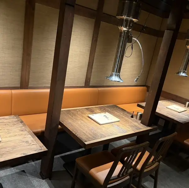 【深夜まで営業！いつでも本格焼肉を】金曜日と土曜日は深夜3時まで営業しております！お仕事で遅くなってしまった日の夜ご飯や、飲み会後の二軒目利用など、時間を気にせずゆっくりとお食事をお楽しみいただけます。23時以降のお食事も大歓迎。駅からのアクセスも良く、ふらっと立ち寄りやすいお店です。